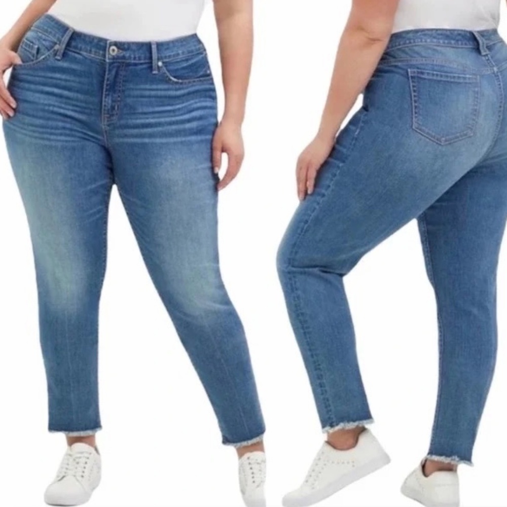 Torrid Jeans High Rise Boyfriend 22 Straight leg button fly front no gap ankle